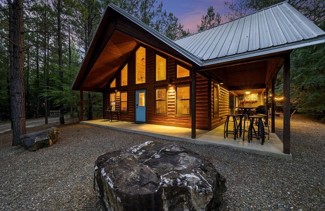 LA ROCA - Luxury Couples Cabin, Hot Tub, Outdoor Fireplace, Walk to Dining!