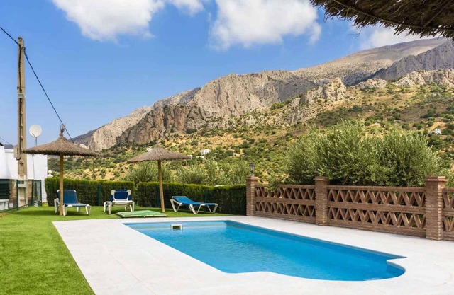 Holidays2Malaga El Chorro-Apartamento 3 dormitorios con piscina, jardines y más