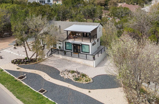 Lago Vista Home w/ Putting Green, Pool & Jacuzzi