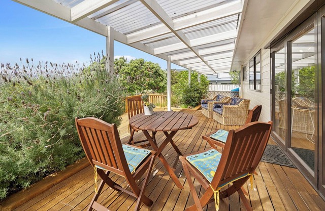 Lagoon Haven - Waikanae Holiday Home