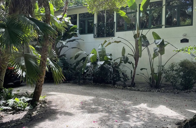 Captiva Villa- Village area pool home, paseo a la playa, calle privada