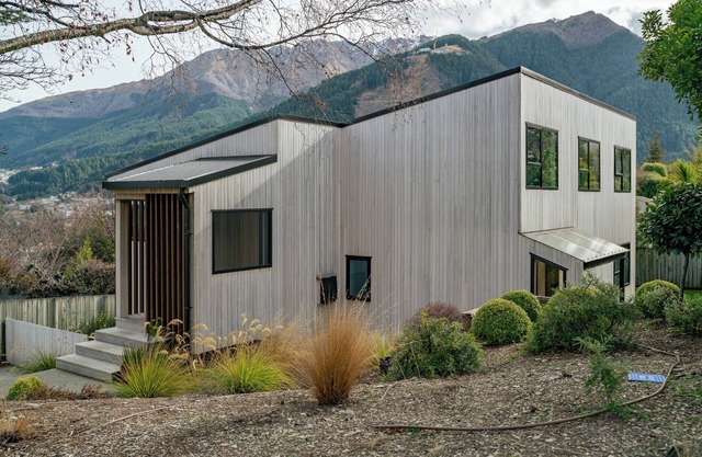 Central Southern Lakes - Queenstown Holiday Home