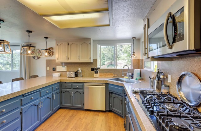 Lake Arrowhead Vacation Home w/ Decks & Grill!