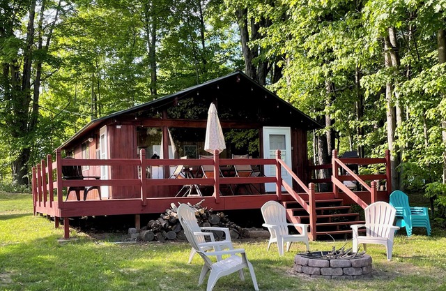 Linda cabaña de cedro en el gran lago Sacandaga