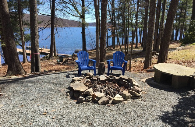 Lake Front Getaway, vistas impresionantes, gran cubierta, muelle privado, ideal para familias