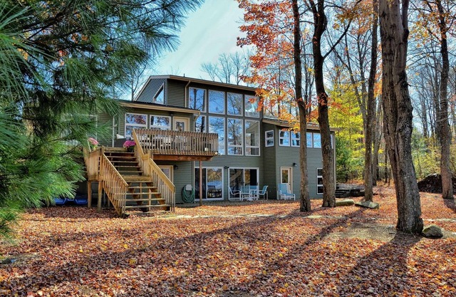 Poconos de lujo frente al lago: jacuzzi / sauna / sala de juegos / kayaks / playa privada