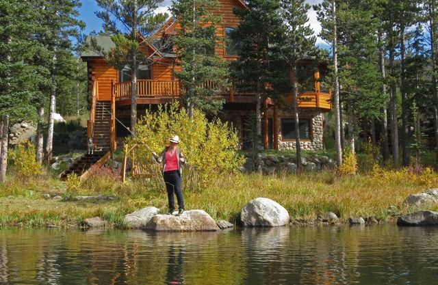 Lake Front Log Home, increíbles vistas a la montaña, pesca privada, cerca del esquí