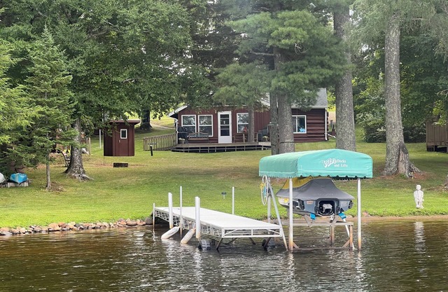 Frente al lago Log Cabin rústico en el corazón del Bosque Nacional Chequamegon