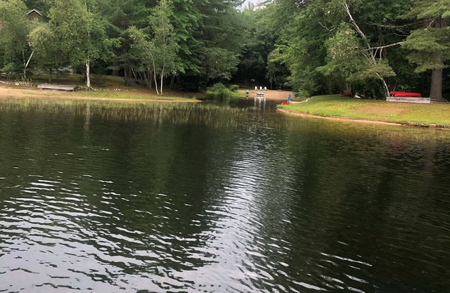 FRENTE AL LAGO Chalet de esquí rústico con playa privada