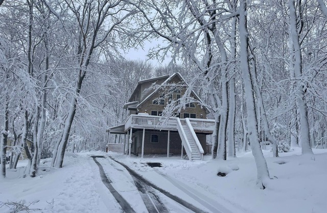 5bed 3bath Chalet w/ hot tub,pool table,ping pong table,fire pit,pet friendly