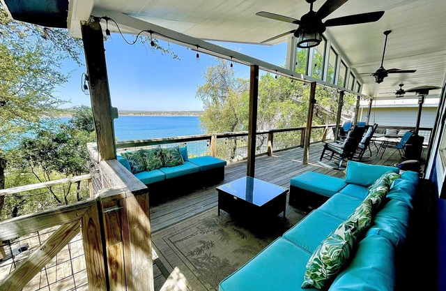 LAGO HAUS-Hermosa casa frente al lago, cocina renovada, porche LRG, impresionantes vistas