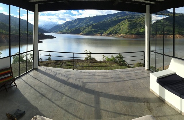 Casa del lago a 2.5 horas de Bogotá, clima cálido perfecto