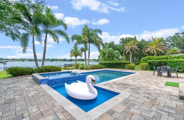 Lake House + Pool, Dock, Walk to Universal Studios