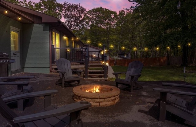 Lake House with Fire Pit, Kayaks & Games, minutes from Kalahari