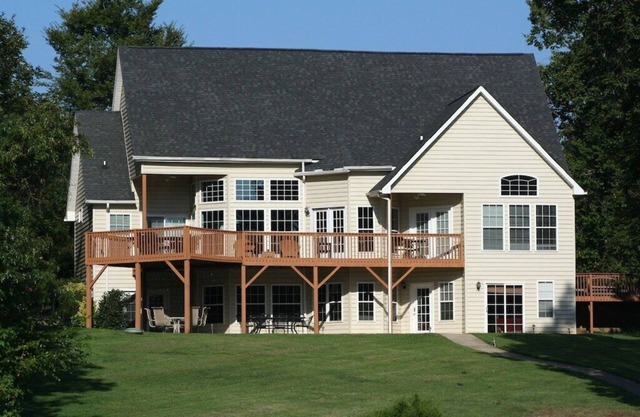 Lake Living - 8 bedrooms