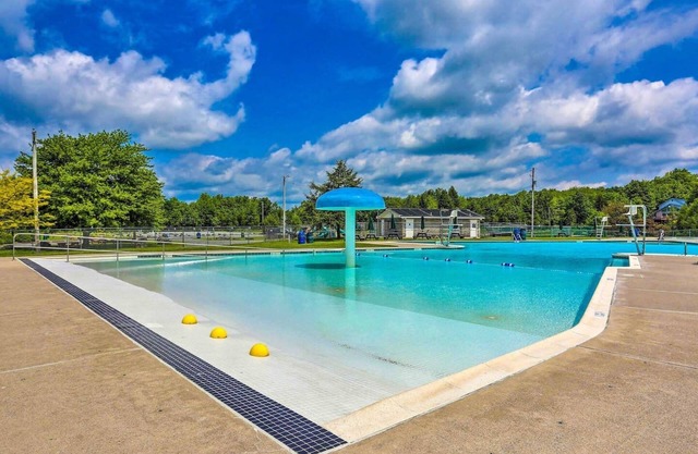 Lake & Pool Access, Awesome Firepit, Outdoor Dining, Rare 4BR