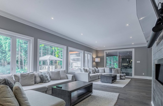 Lake Simcoe Cottage with pool & hot tub