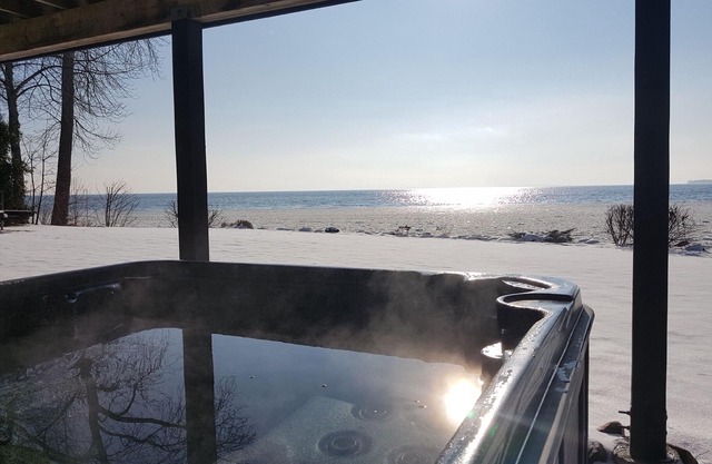 Frente al mar Tmberframe la exposición de invierno del sur. Lago Simcoe.