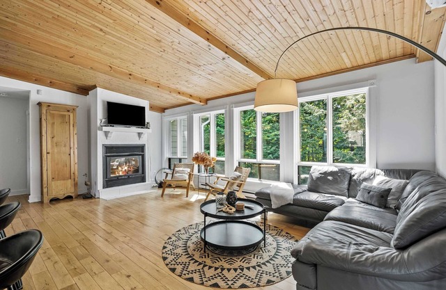 Lake - Spa - Pool Table | Chalet Ookpik