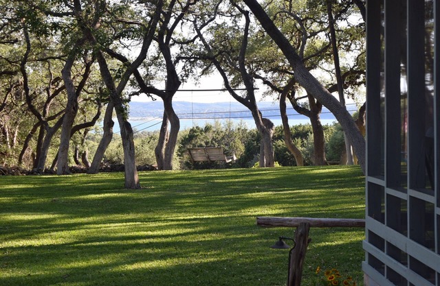 Canyon Lake Cabin en .8 acres con vista al lago