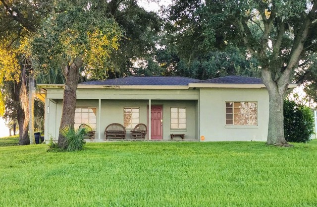 Lake Views and Private Porch Auburndale Family Home