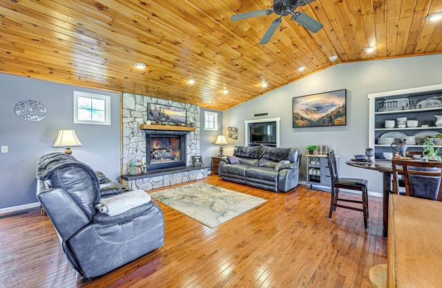 Lakefront Cabin Retreat w/ Dock in Robbinsville!