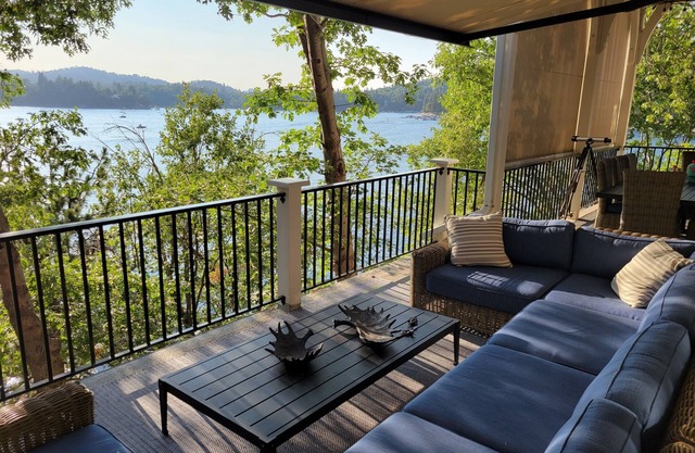 Casa de 5,000 pies cuadrados en el agua, muelle privado, en Lake Arrowhead con jacuzzi
