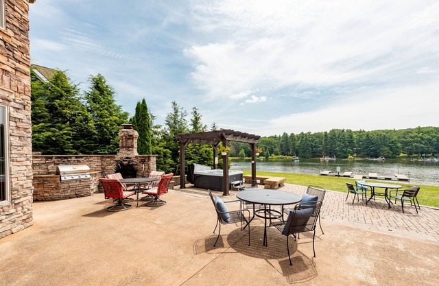Castle at the Lake - Luxury Lakefront Pet Friendly Home con piscina cubierta