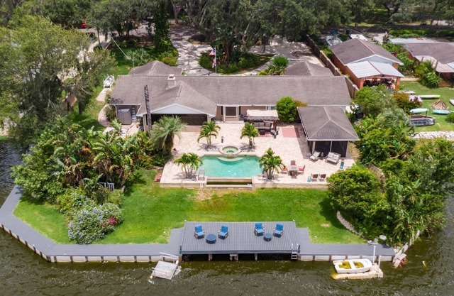 Lakefront Getaway - Luxurious Home - Pool & Games