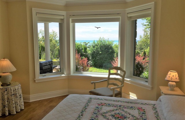 Lakefront High-End Suite