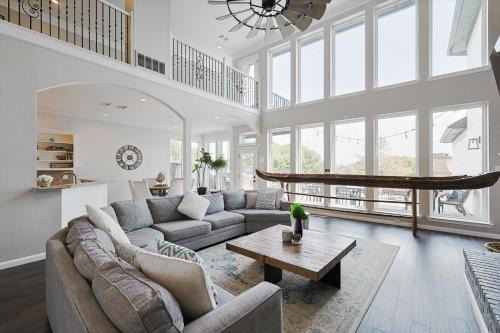 Lakefront Living, Elegant 5BD Home on Lake Ray Hubbard