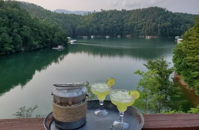 Frente al lago con muelle, carro de golf, vistas, cerca de rafting, tirolesa y cherokee