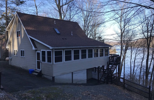 Frente al lago en Wallenpaupak con muelle privado. Ideal para reuniones familiares.