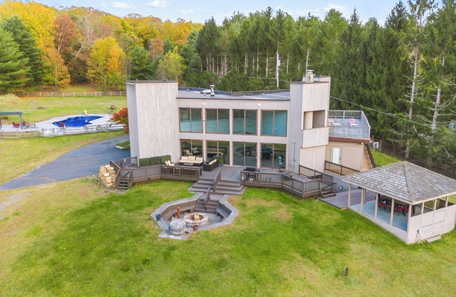 Contemporáneo Lake House Getaway - 5 Acres - Lake Front / Pool / Activities!