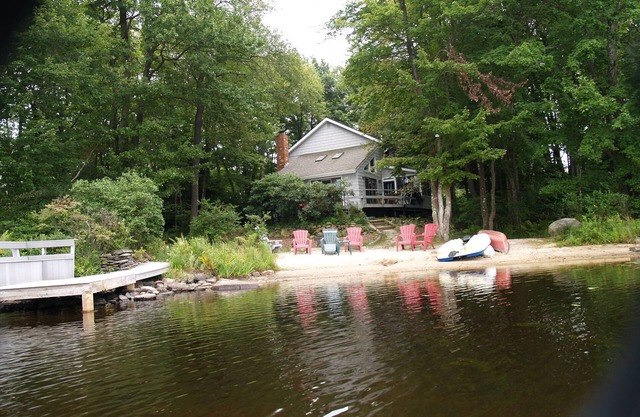 Lakefront Pocono Retreat / Family & Pet Friendly / canoas / kayak / row boat / Fire hoyo!
