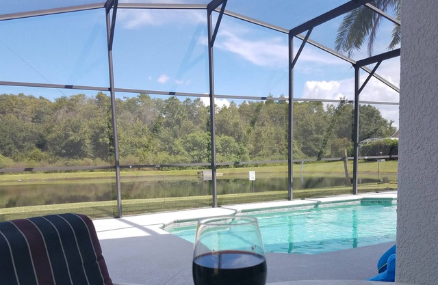 Luxury Lakefront Pool Home: a solo 15 minutos de Disney World