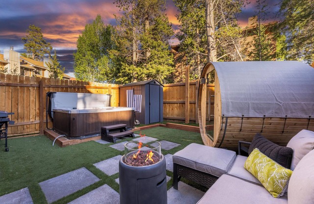 Private Hot Tub & Barrel Sauna / Steam Room - Dogs - EV - Lakefront - Firepit
