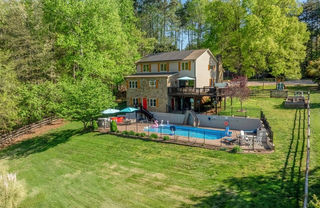 Lakefront Resort/ Pool/ Epic Gameroom/ EVCharger / Pickleball Court / Hot Tub