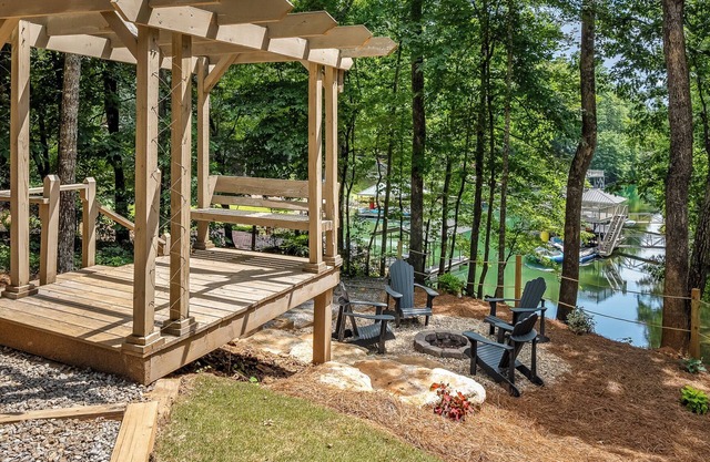 Comfortable Lake Keowee Retreat for Families, Dogs and Football Fans
