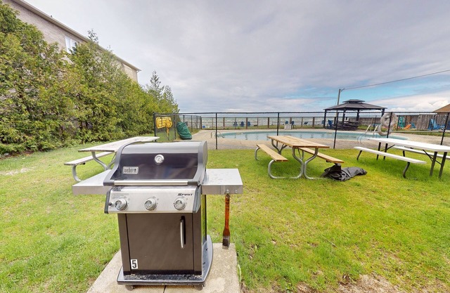 Lakefront studio with shared grill & firepit - steps to beach and pool