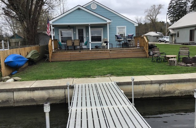FRENTE AL LAGO, Muy acogedor, 4 habitaciones B, 2 baños completos, con 40 'de frente al lago con muelle privado
