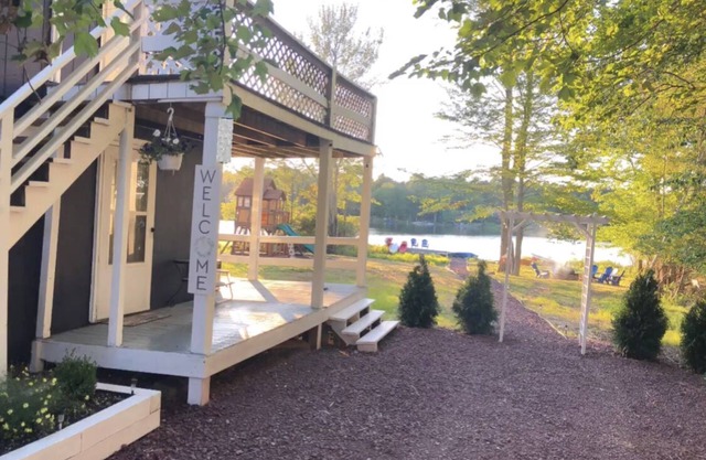 Lakefront with PRIVATE hot tub- Near All Attractions