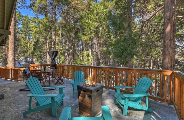 Lakes Edge Lodge A-frame steps away from the lake