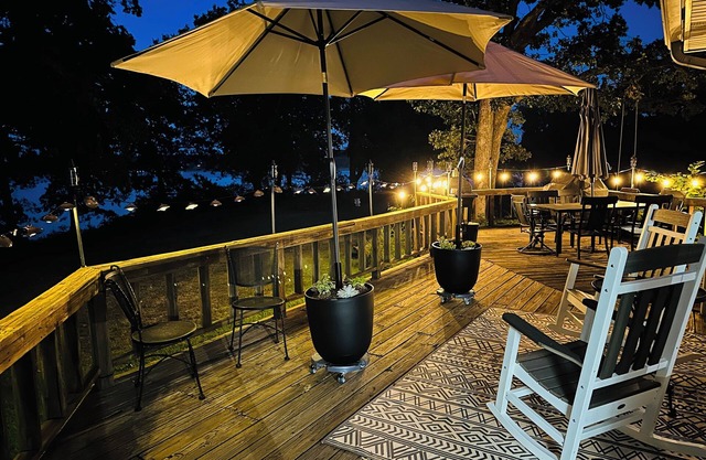 Peaceful lakeside cabin minutes from a swimming beach and boat rental marina