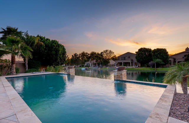 Propiedad junto al lago con piscina infinita y bañera de hidromasaje