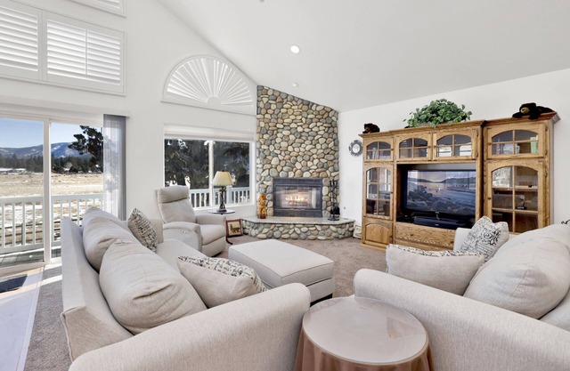Lakeside Relaxation at Big Bear Cozy Hideaway Chalet
