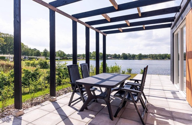 Lakeside Retreat with Modern Comfort
