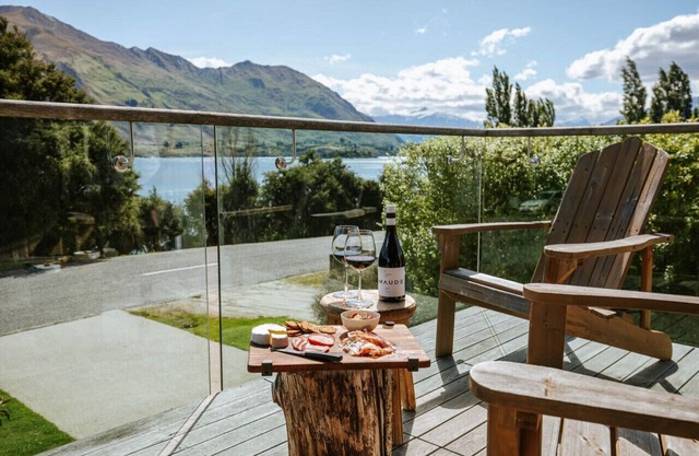 Gran casa de vacaciones ubicada al otro lado de la carretera del lago Wanaka, con sauna.