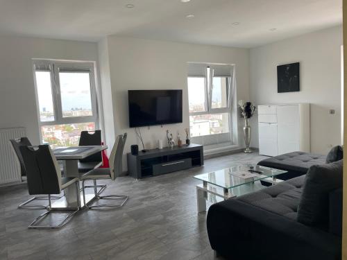 Lakeview 2 Room Penthouse Rooftop Terrace W15