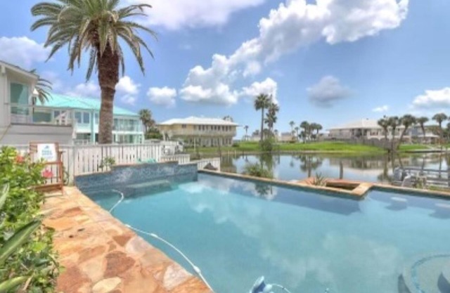 Lanai on Luau | Stunning Water Views + Pool & Dogs Allowed!